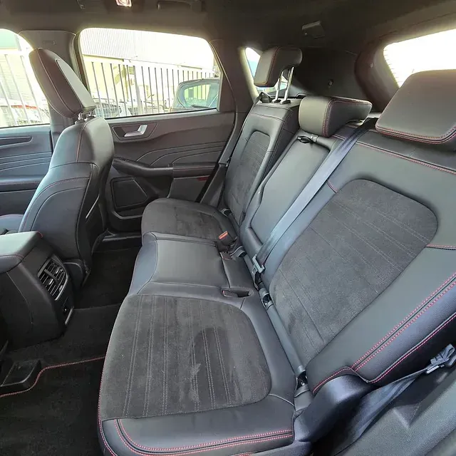 Se muestra el asiento trasero de un Ford Escape.