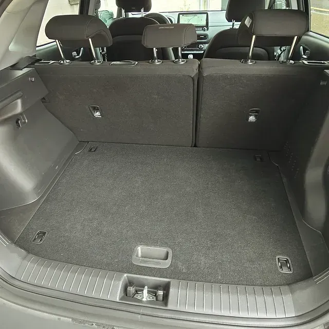 El maletero de un coche con suelo alfombrado