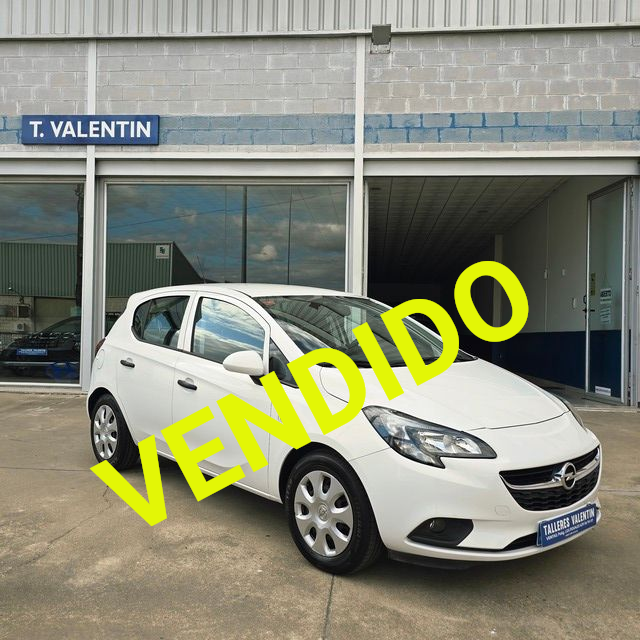 Un Audi A3 blanco está estacionado frente a un concesionario de automóviles.