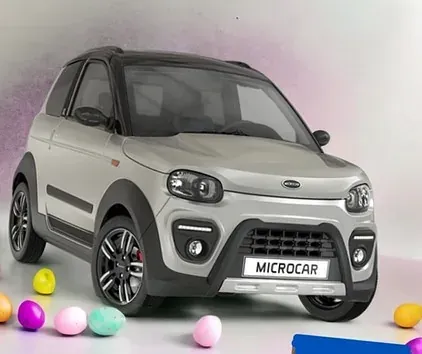 Un microcoche está sentado en una mesa junto a unos dulces.