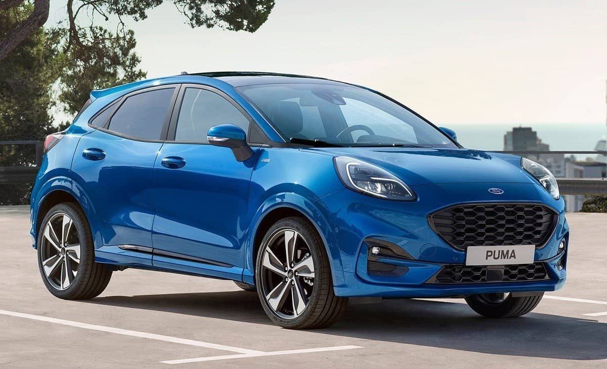 Un Ford Puma azul está estacionado en un estacionamiento.