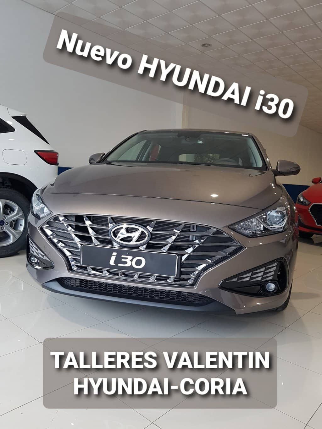Un Hyundai i30 se exhibe en una sala de exposición