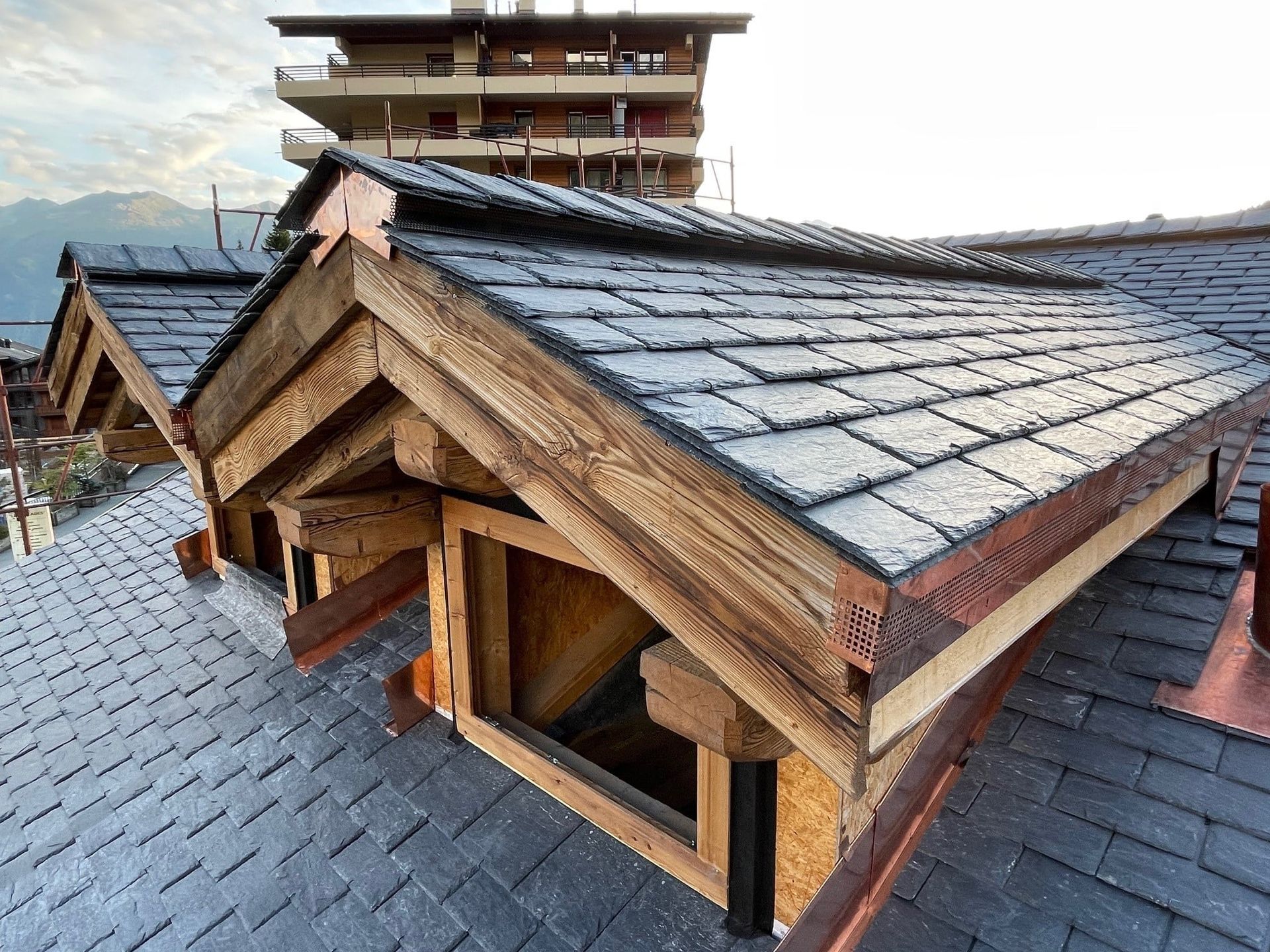 gros plan sur un toit en bois et tuiles en ardoise