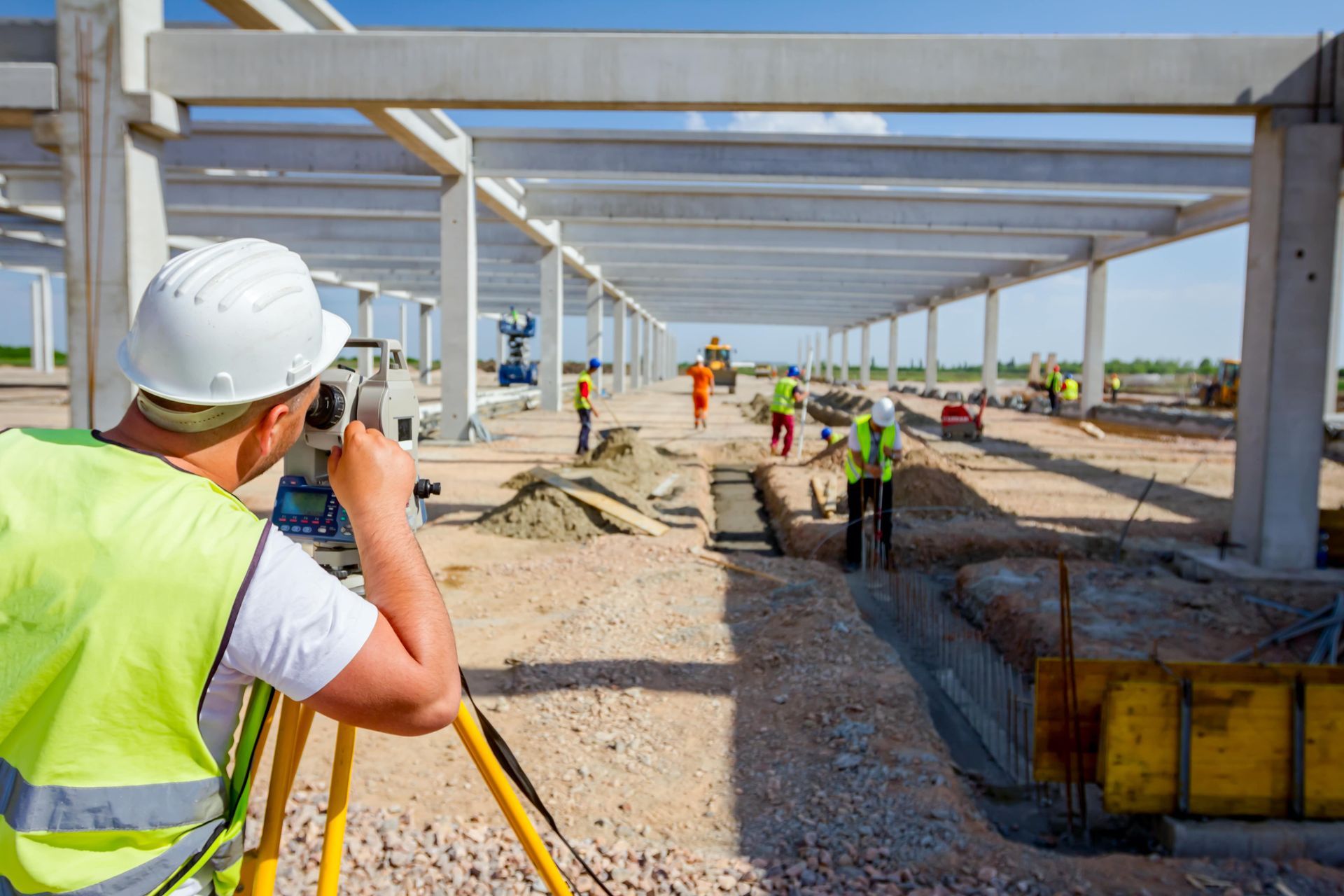 vue d'un chantier de construction avec es ouvriers
