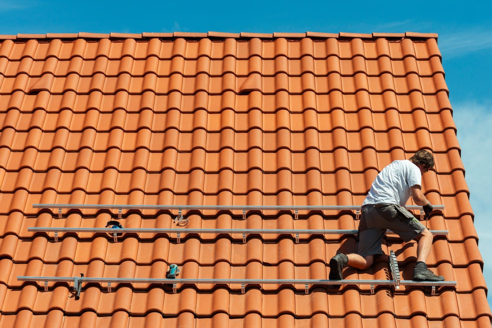 Un homme en train de travailler sur un toit