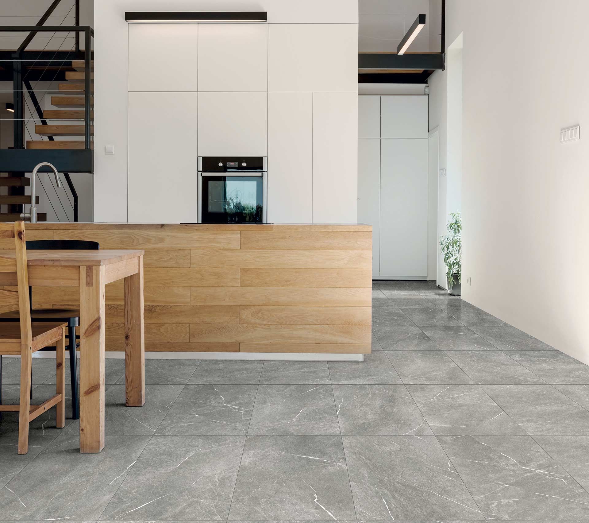 Marinier - une cuisine avec un sol gris et des meubles en bois