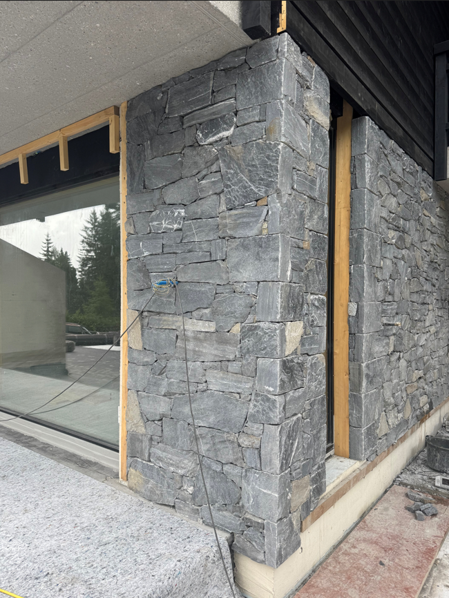 murs en pierres naturelles grises