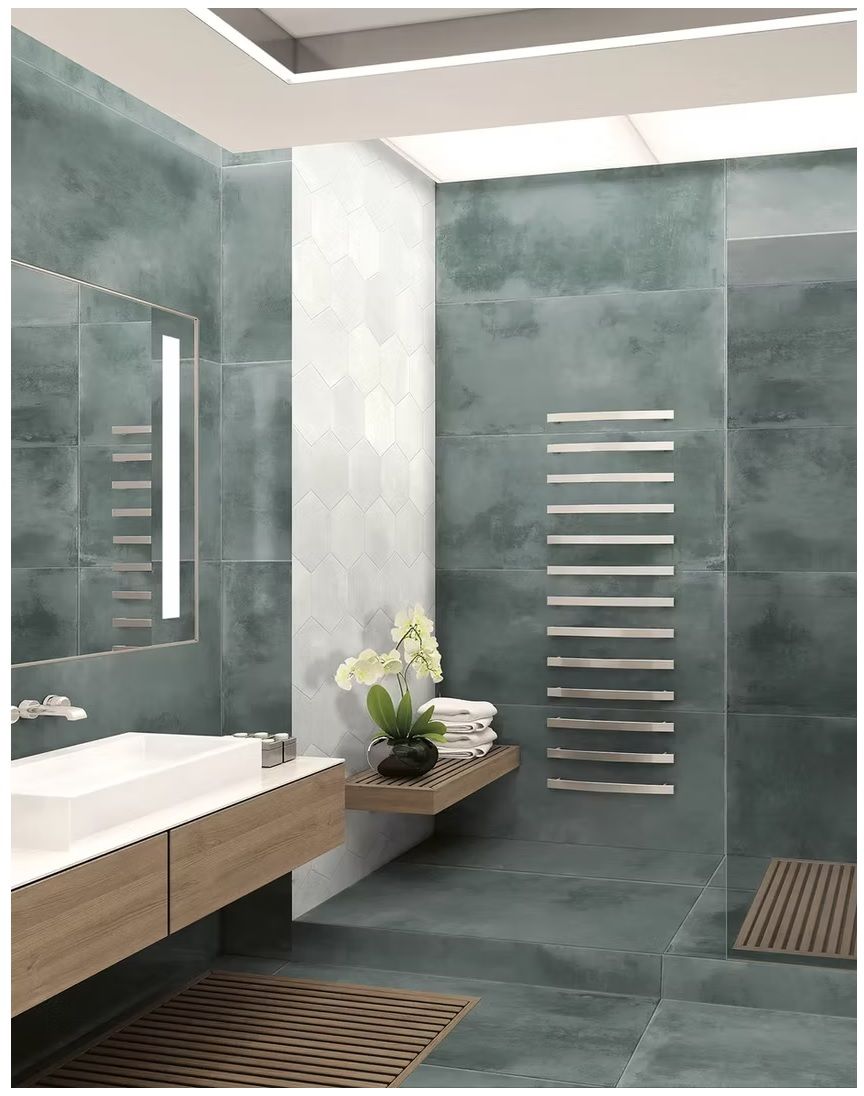 Salle de bains moderne avec carrelage turquoise, éléments en bois et sèche-serviettes.