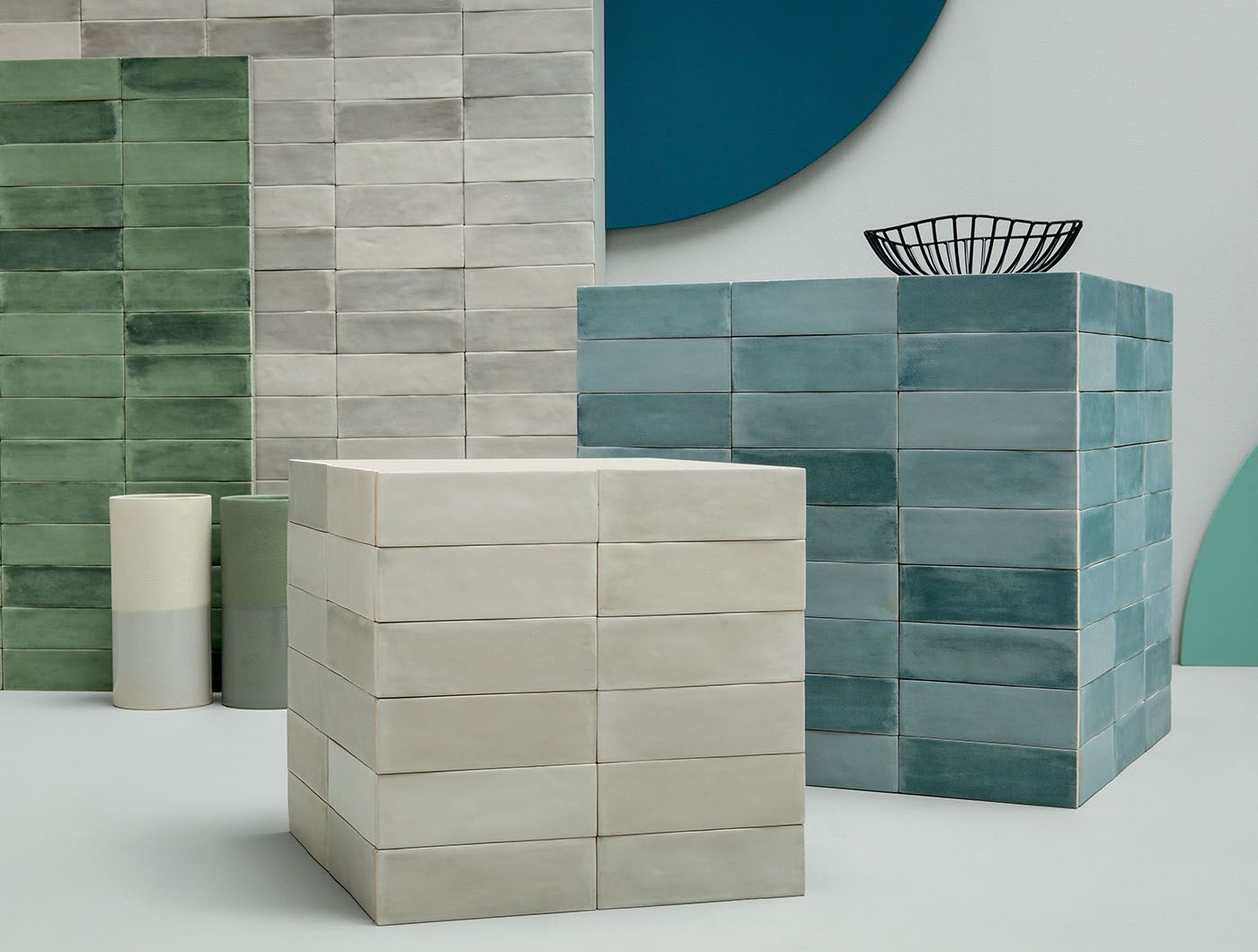 Terratinta - des blocs de carrelages superposés bleus et gris