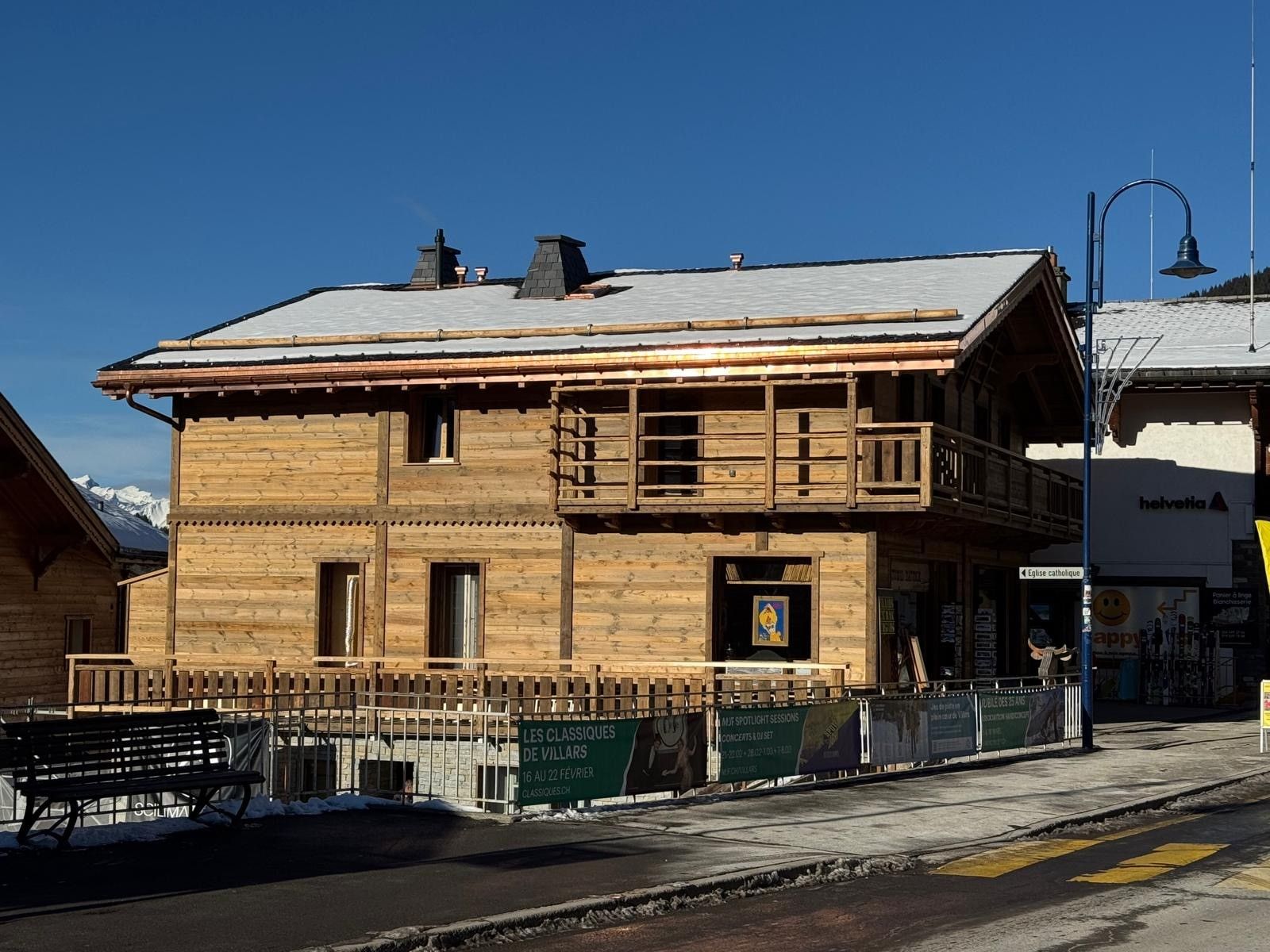 bâtiment en bois avec de la neige sur le toit