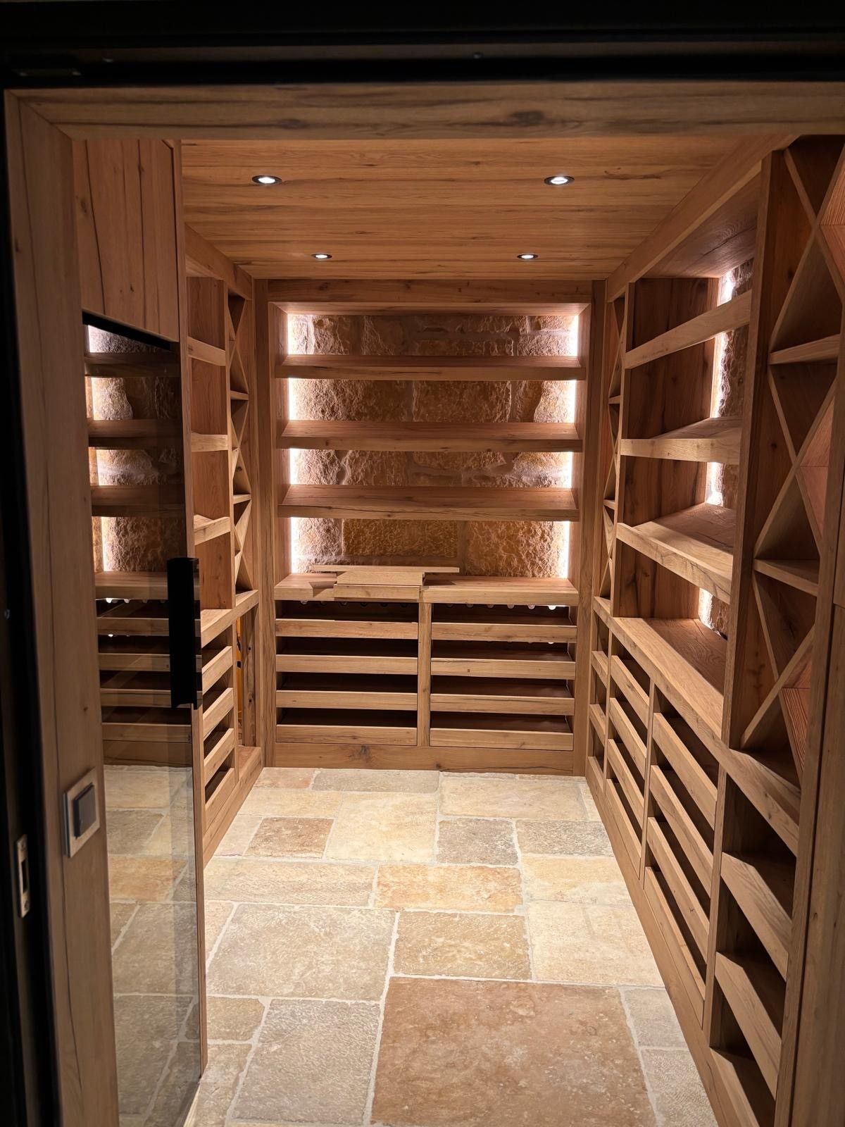 une pièce avec des étagères en bois vide