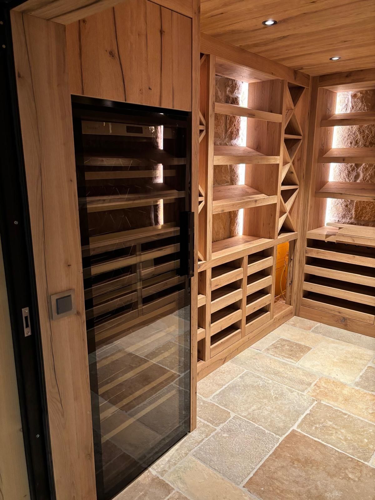 une pièce avec des étagères en bois vide et une porte vitrée