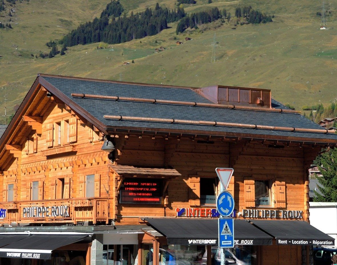 toit en construction avec des tuiles plates en pierre 