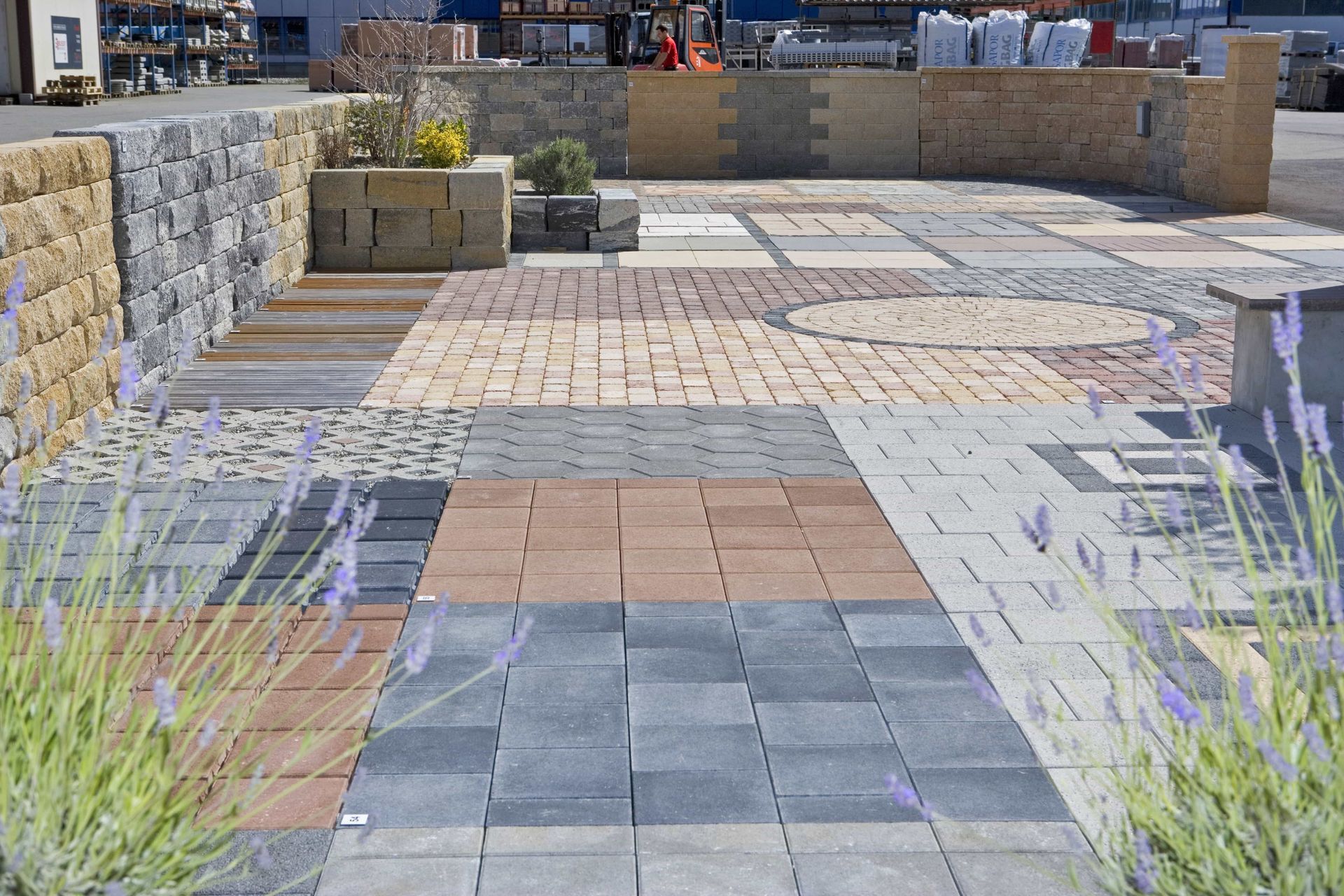 un sol extérieur fait avec différents revêtements type dalles, pierres, pavés..