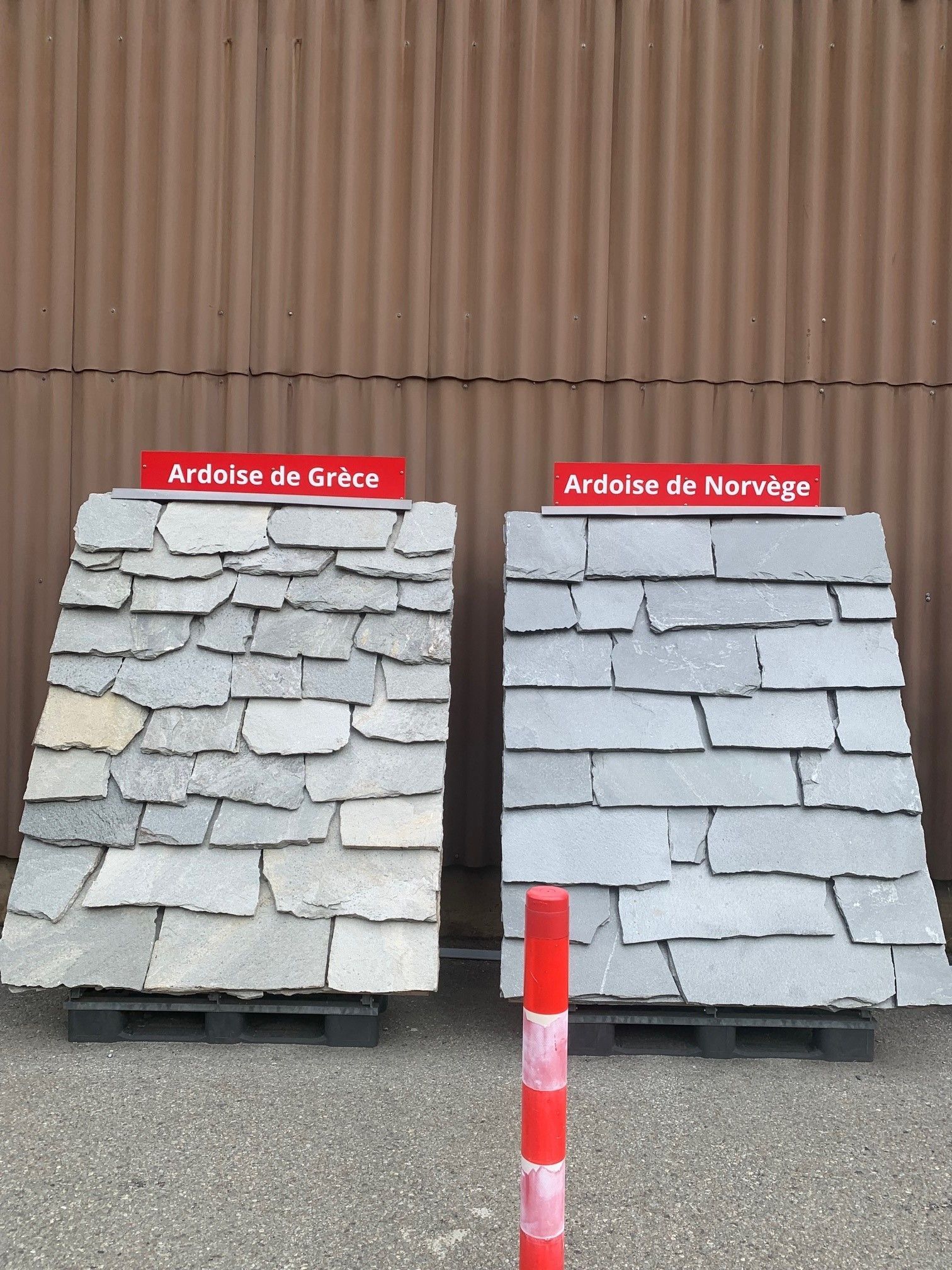 présentoir avec des ardoises de Grèce et de Norvège