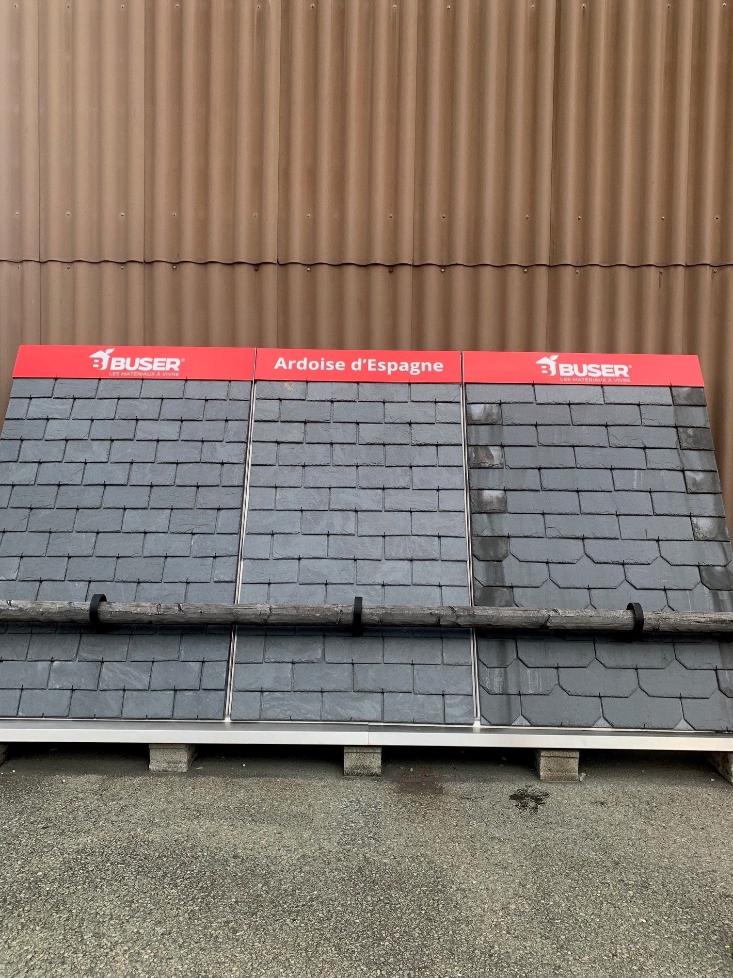 présentoir avec différents types de tuiles d'Espagne