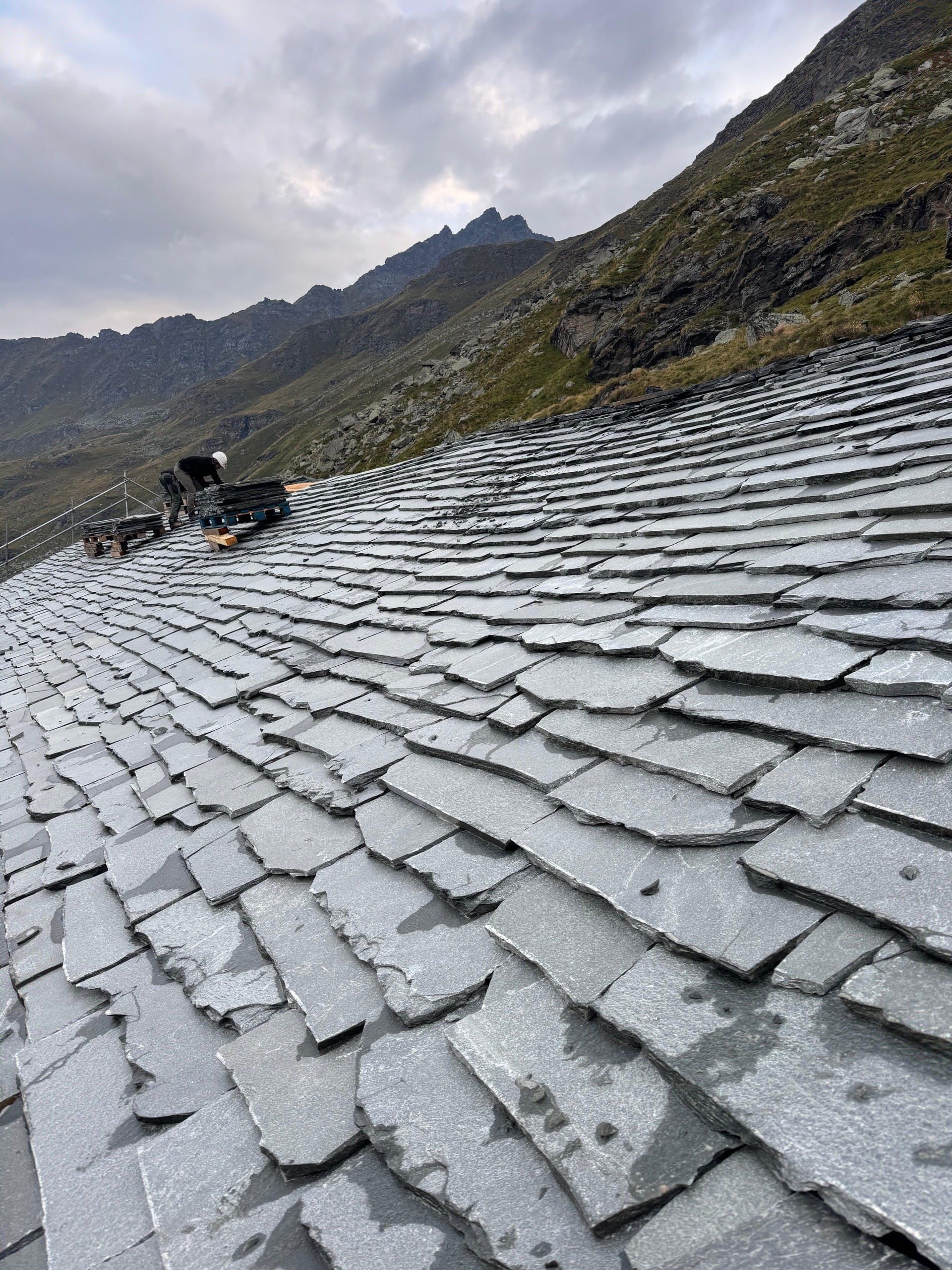 un toit avec des tuiles en ardoise