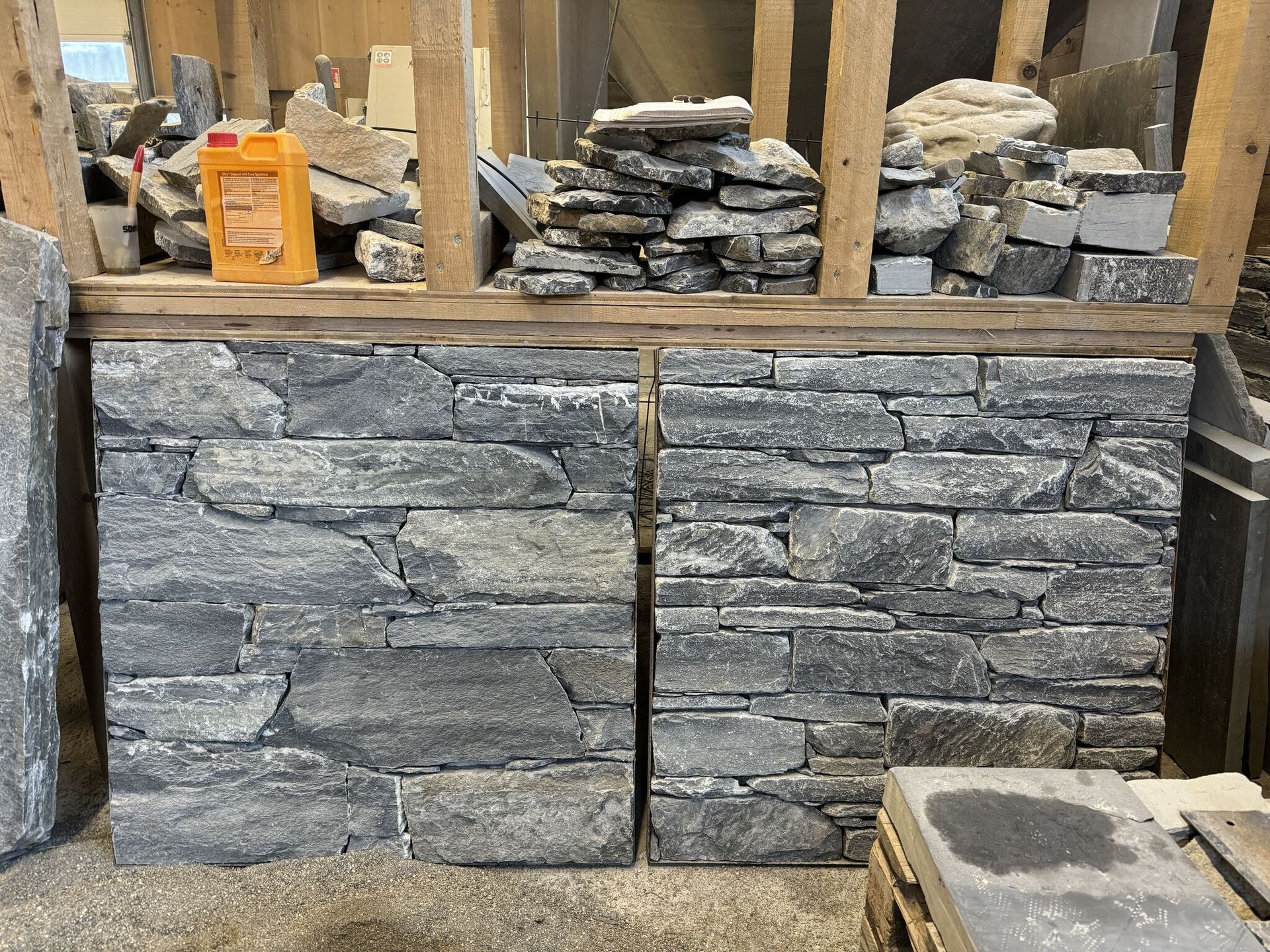 mur en pierres naturelles en cours de construction