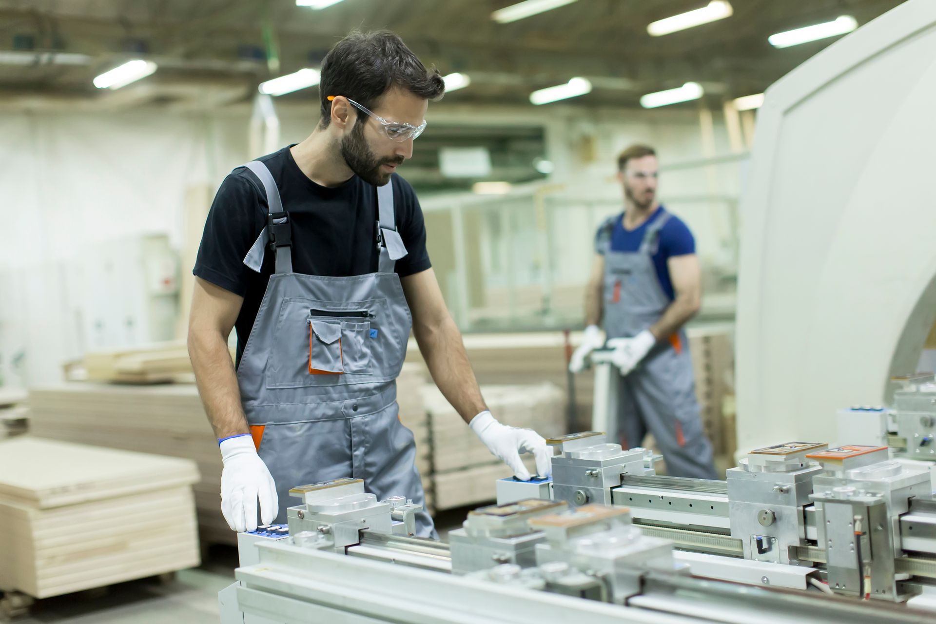 Deux hommes dans un atelier de bois