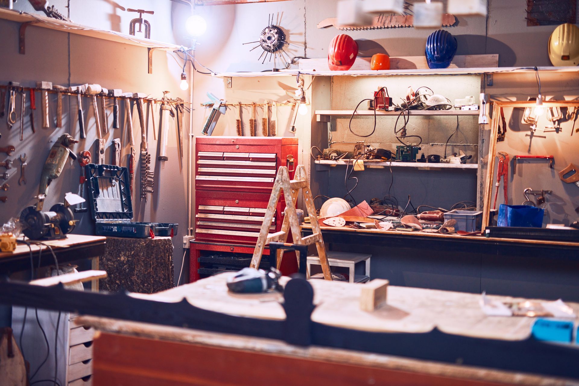 Atelier de bois avec divers outils