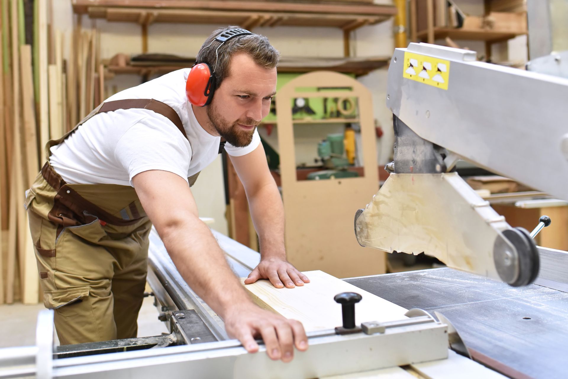 Homme coupe du bois avec une machine