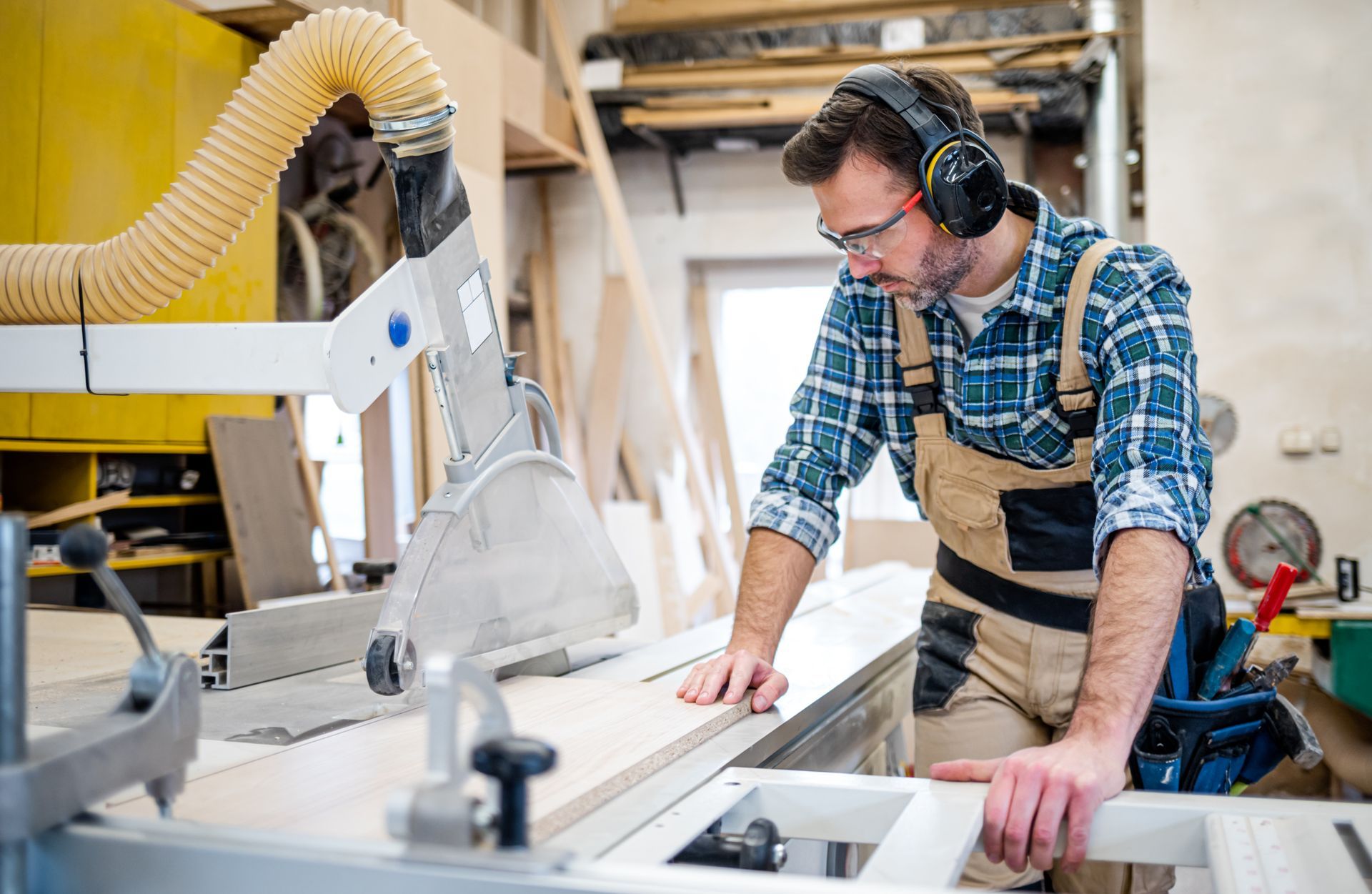 Homme devant une machine avec un aspirateur