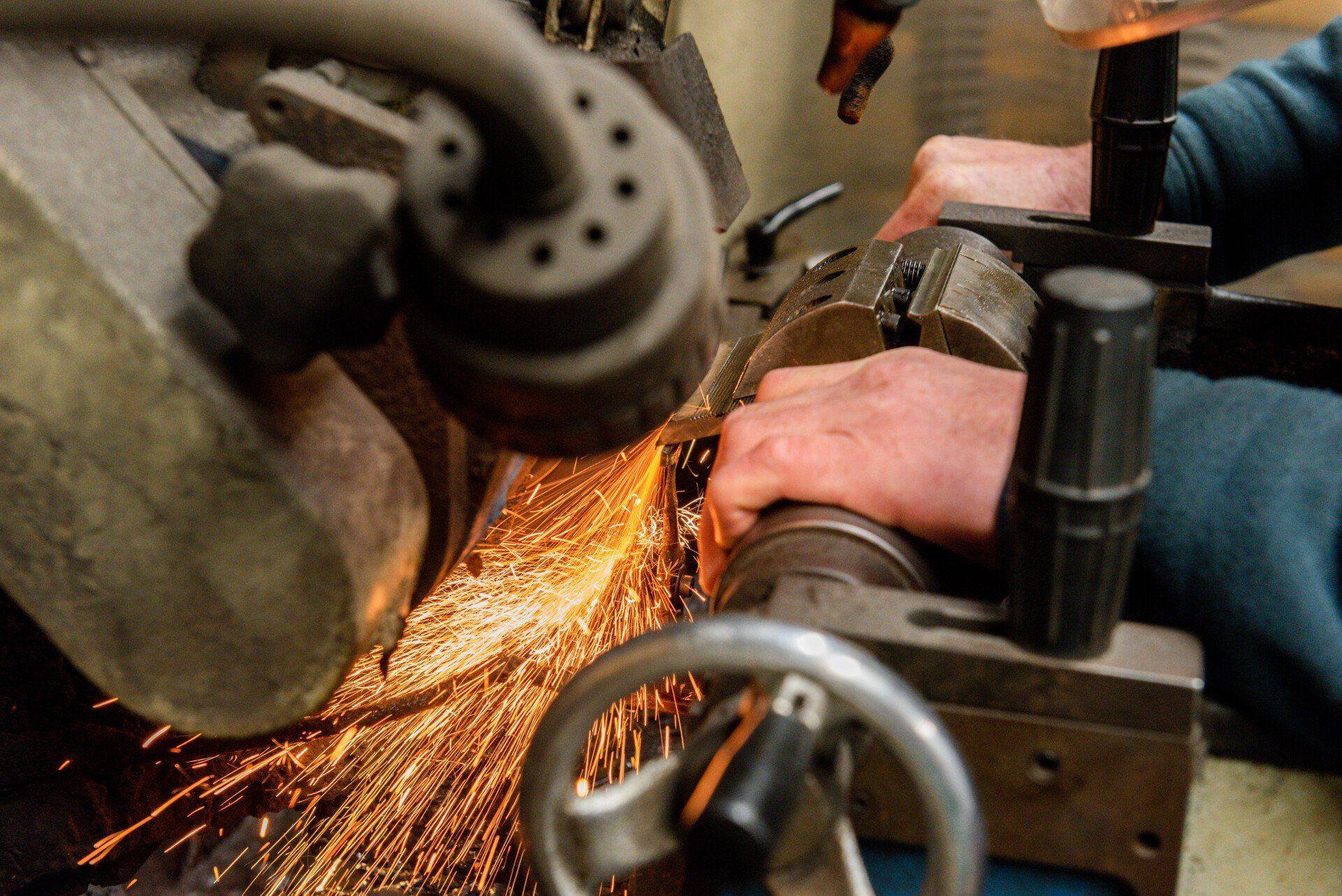 Artisan utilise une machine de découpe par sciage