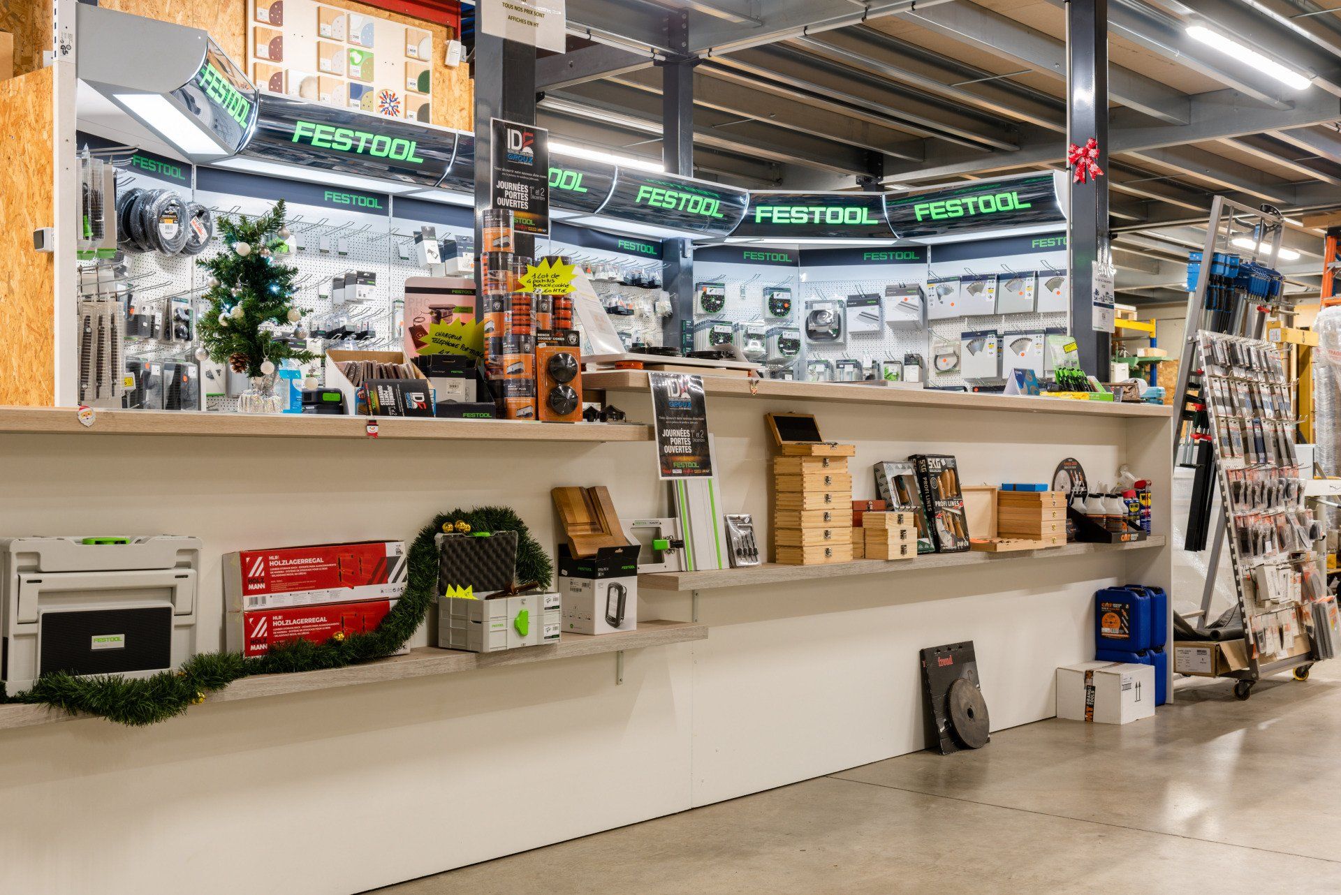 Guichet dans notre magasin avec des produits pour le travail du bois