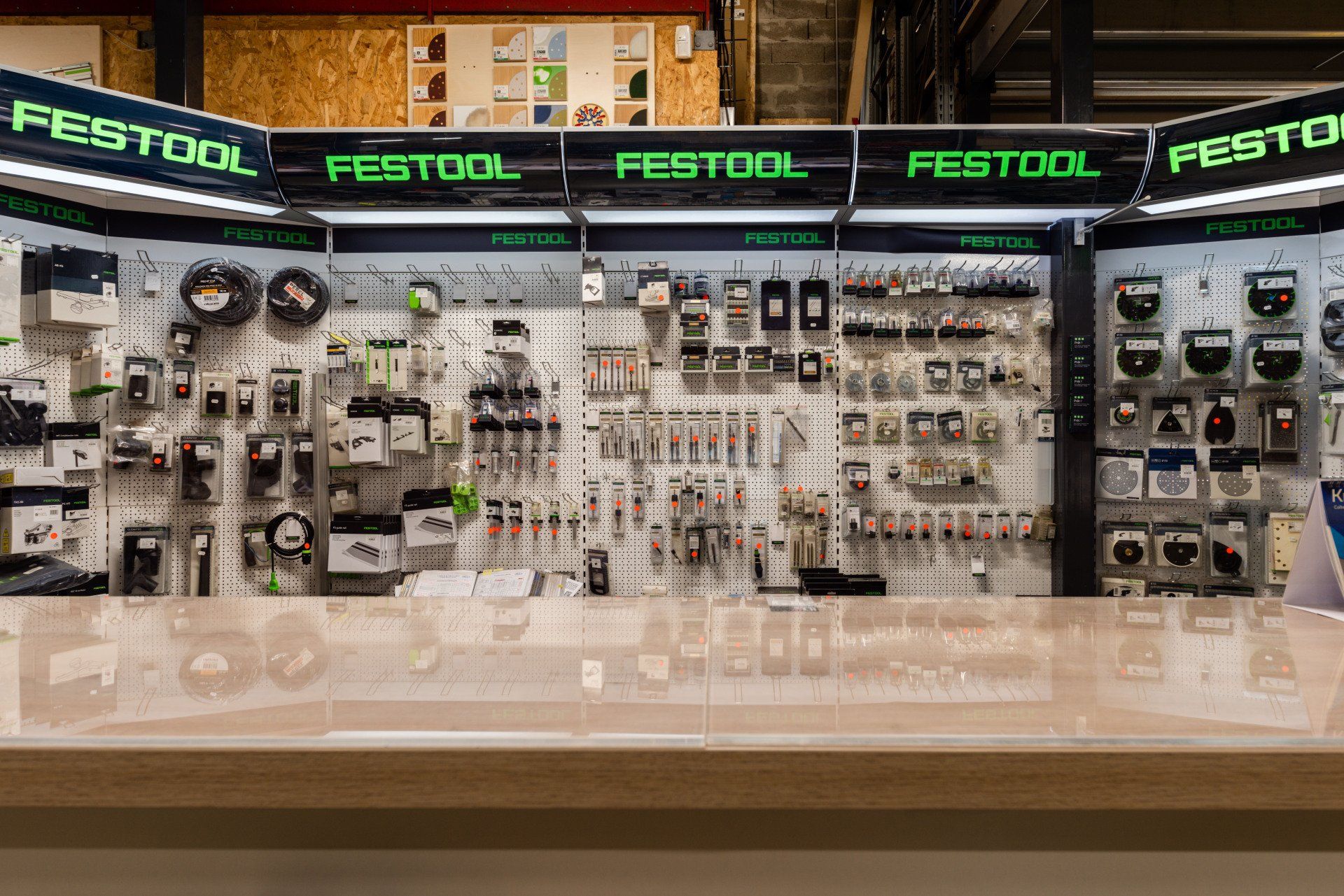 Stand de présentation avec des outils pour le bois