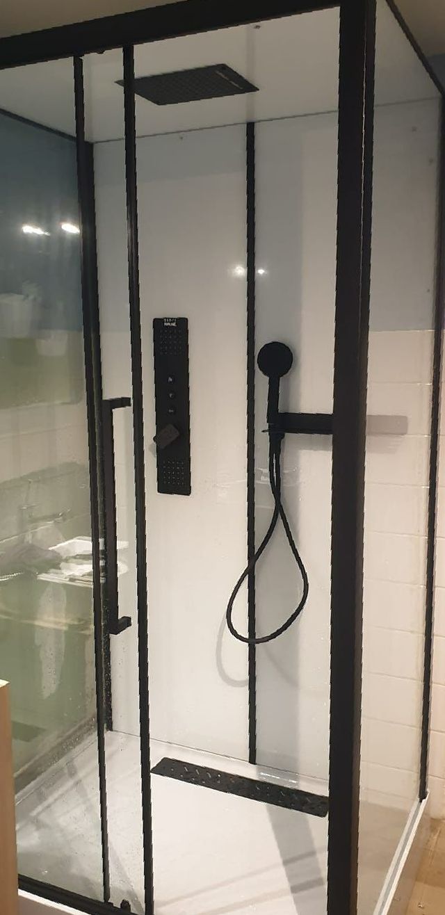 Douche moderne, noir et blanc