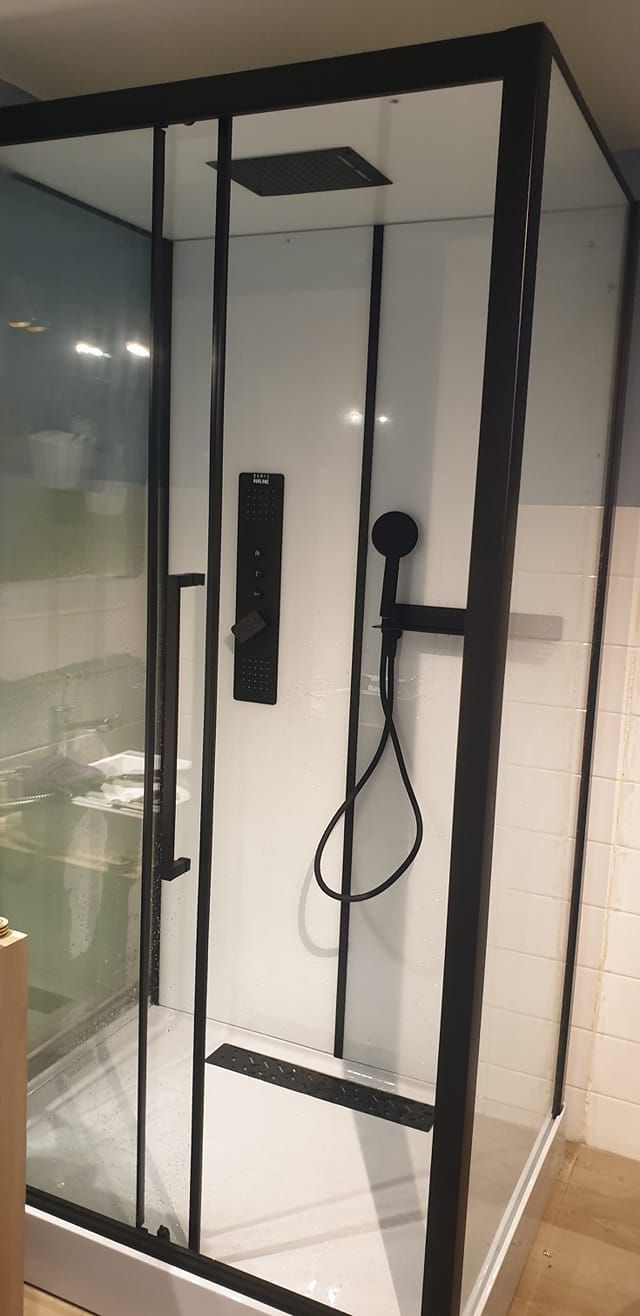 Douche noire et blanche