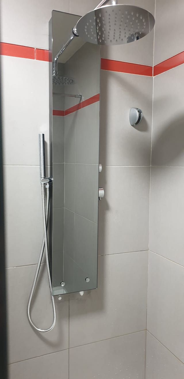 Douche avec faïence rouge