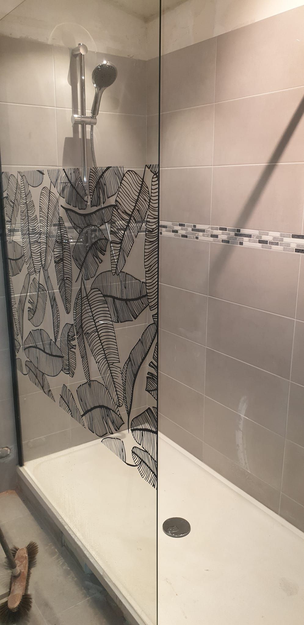 Douche avec motifs de fleurs noires