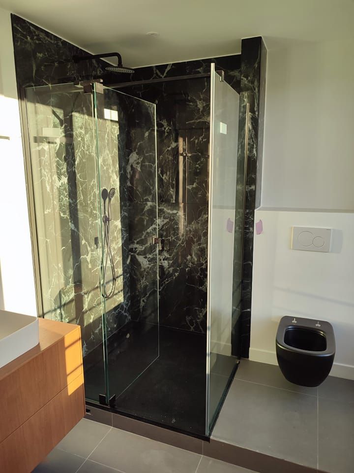 Salle de bains marbrée noir