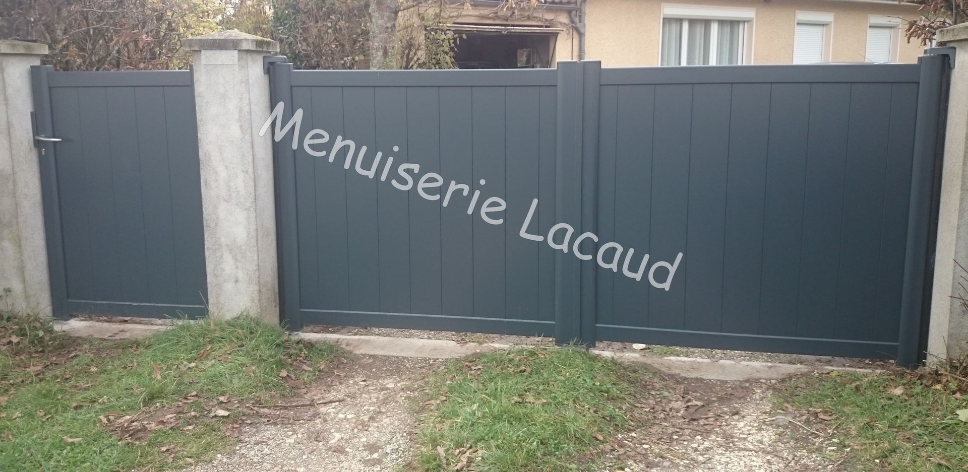 Portail en métal bleu foncé