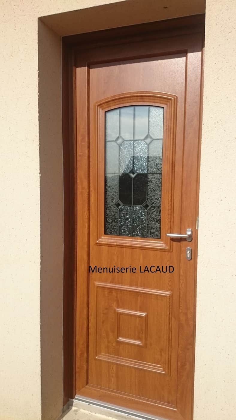 Porte d'entrée en bois avec panneau en verre dépoli et poignée argentée, dans un cadre beige.