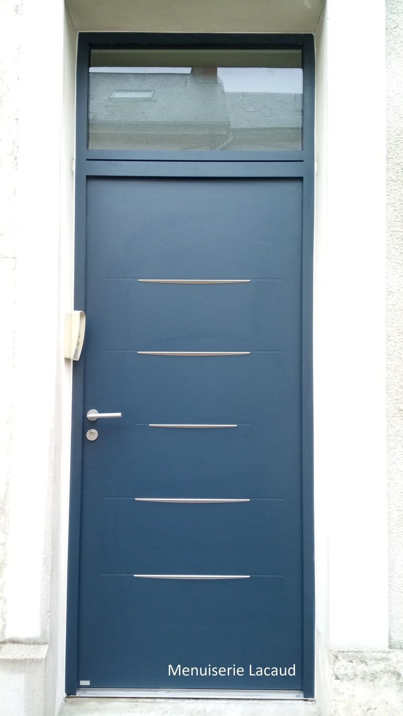 Porte d'entrée bleue avec panneau en verre dépoli et accents métalliques horizontaux, encastrée dans un mur extérieur blanc.