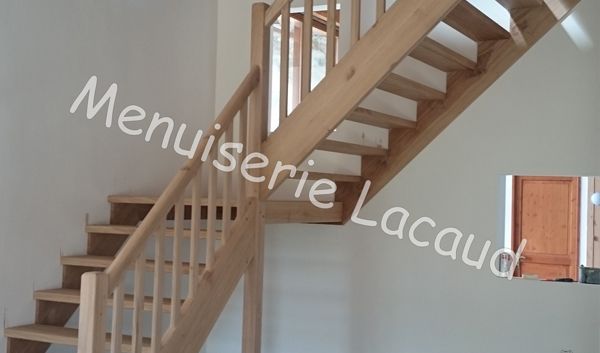 Escalier en bois avec rampe dans un intérieur lumineux