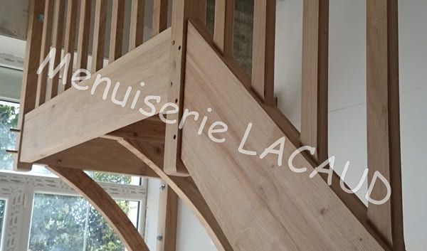 Escalier en bois en construction avec charpente apparente