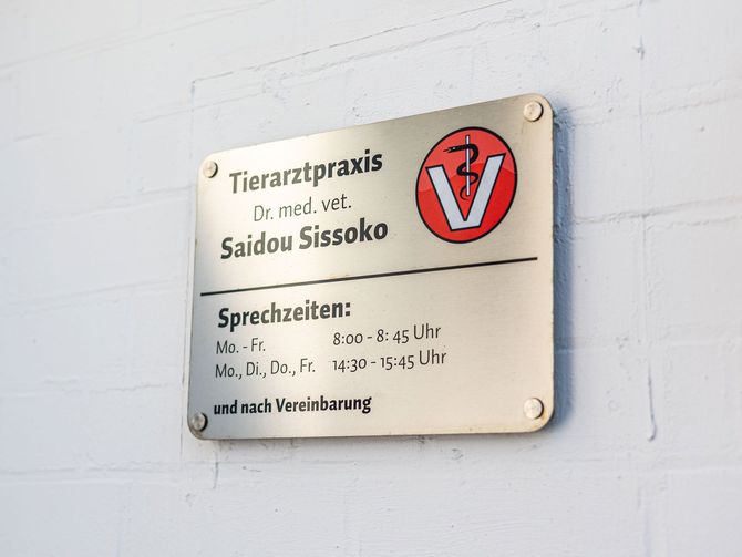 Ein Schild mit der Aufschrift „Tierarztpraxis“