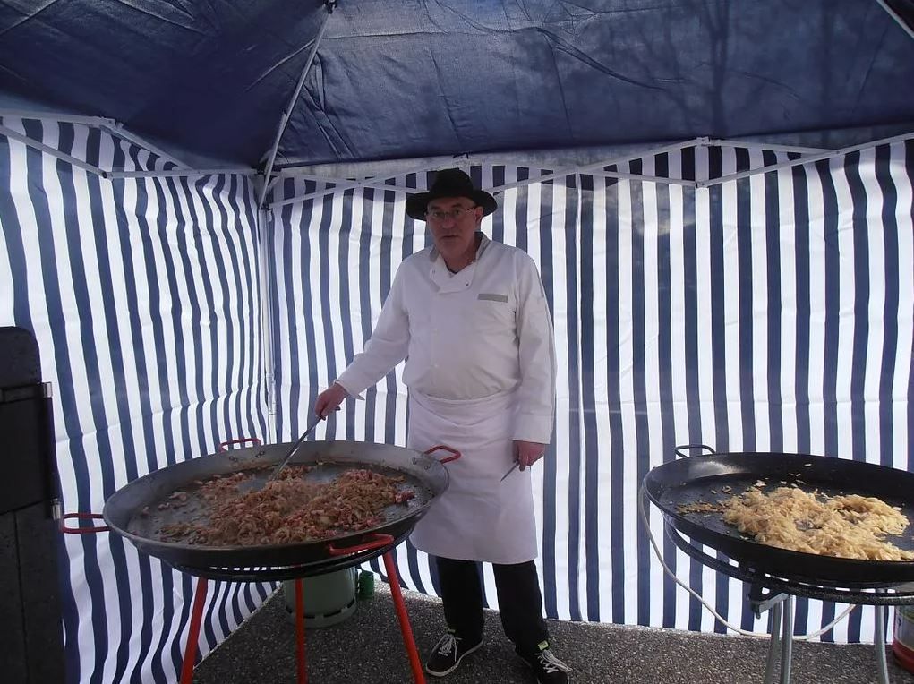 Cuisinier préparant une paella