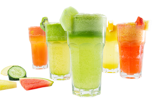 Un grupo de vasos llenos de diferentes tipos de jugos.