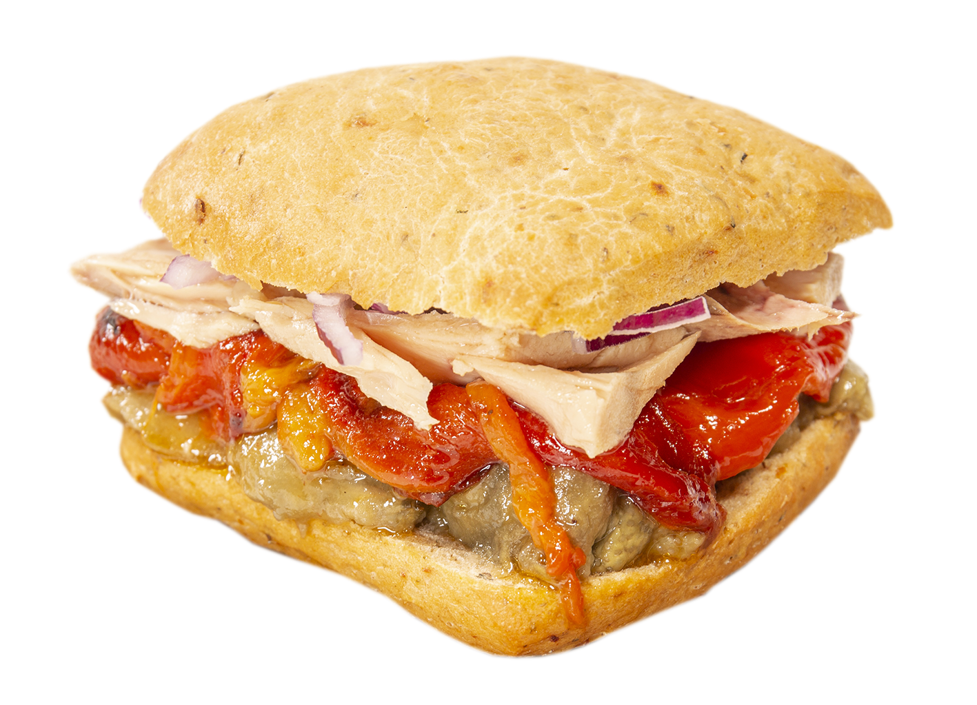 Un primer plano de un sándwich con carne y verduras sobre un fondo blanco.