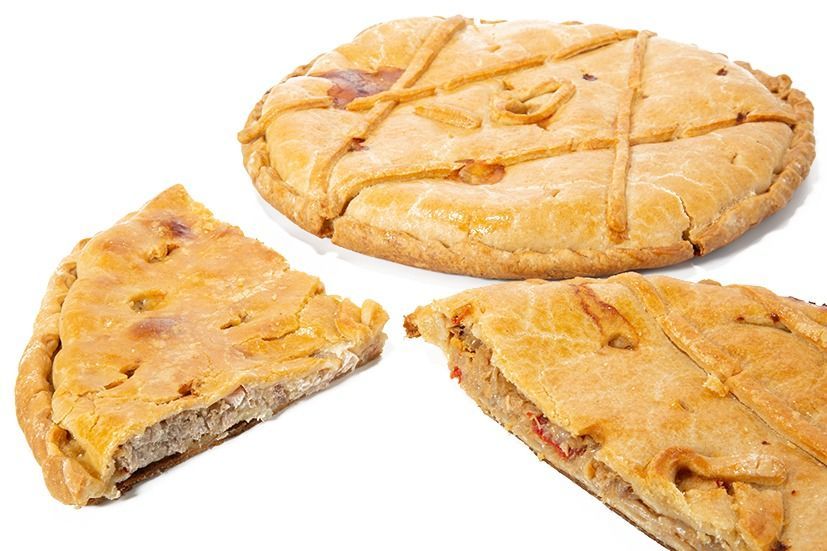 Un pastel del que se ha sacado una rebanada