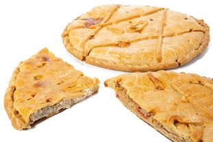Un pastel del que se ha sacado una rebanada