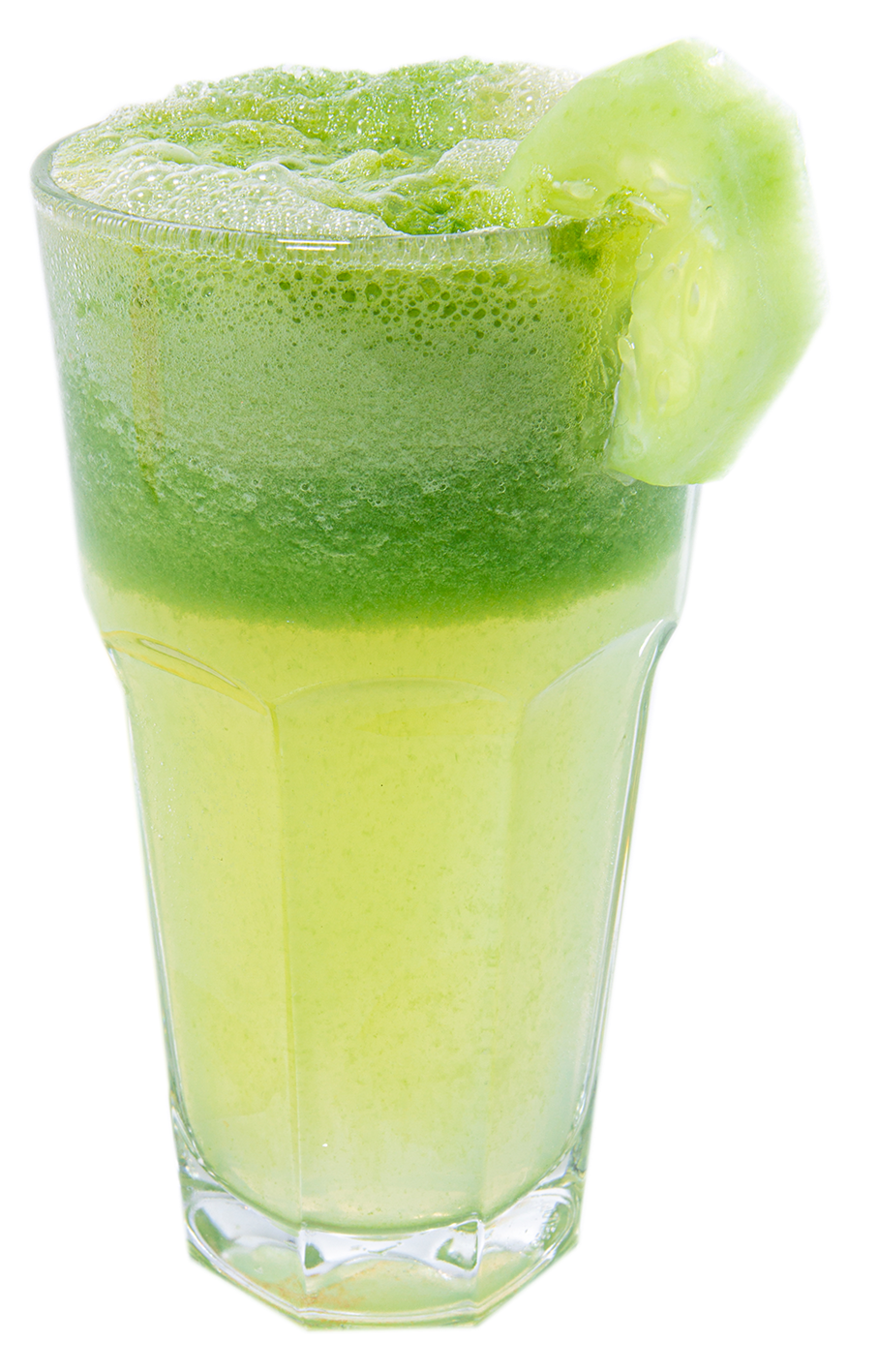 Un vaso de jugo verde con una rodaja de pepino encima.
