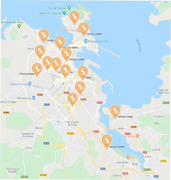 Un mapa de una ciudad con muchos alfileres en él.