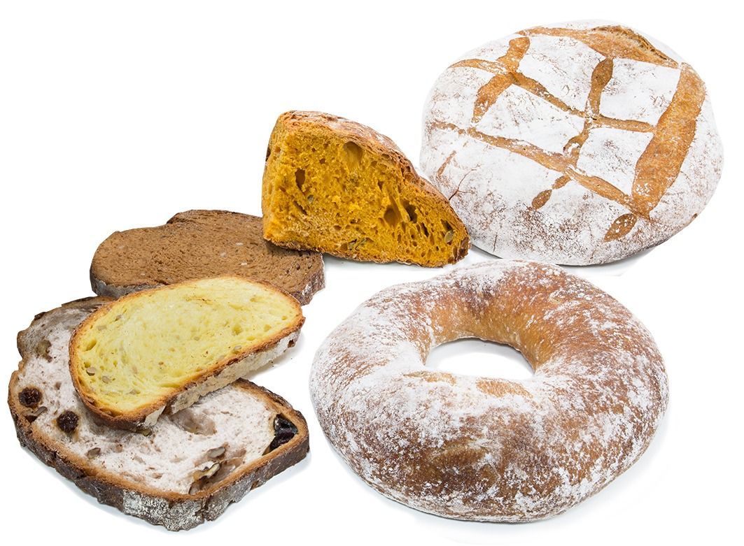 Un montón de diferentes tipos de pan sobre un fondo blanco.