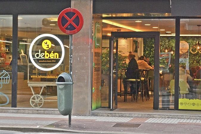 Un restaurante con un cartel de no estacionar enfrente.
