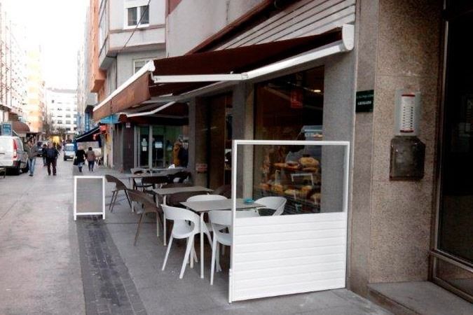Un restaurante con mesas y sillas bajo un toldo.